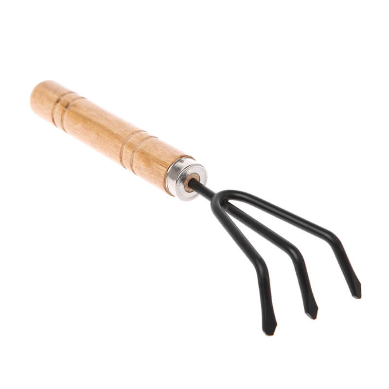 Zahradní nářadí s dřevěnou rukojetí